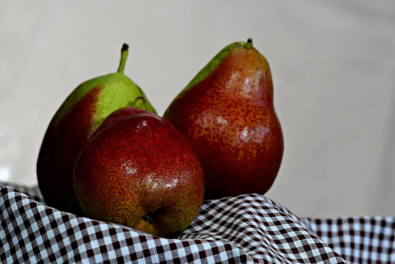 Stoofpeertjes recept met bessensap | Heerlijk & eenvoudig